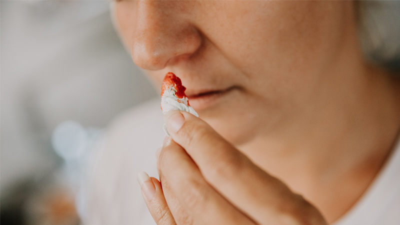 Viêm xoang chảy máu mũi là báo hiệu gì? Có nguy hiểm không?